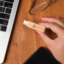Bamboo USB Flash Drive+in use